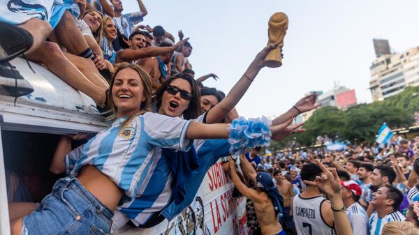 Аргентинские болельщики радуются победе сборной на ЧМ-2022 по футболу в Буэнос-Айресе  - Sputnik Mundo
