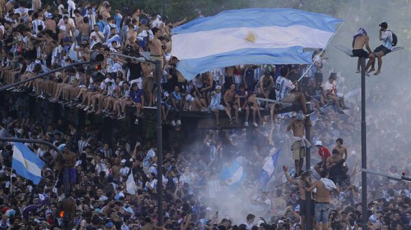 Los aficionados argentinos celebran en Buenos Aires la victoria de su selección en el Mundial del 2022. - Sputnik Mundo