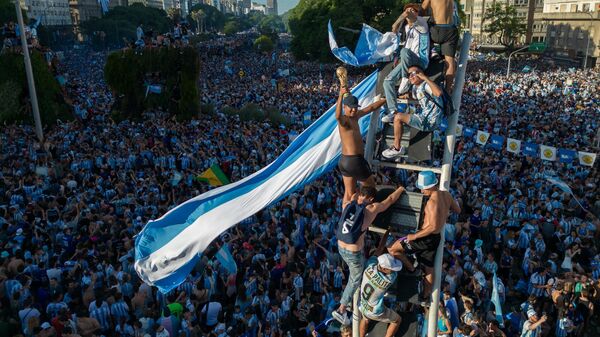 Los aficionados argentinos se alegran de la victoria de la selección en el Mundial de 2022 en Buenos Aires - Sputnik Mundo