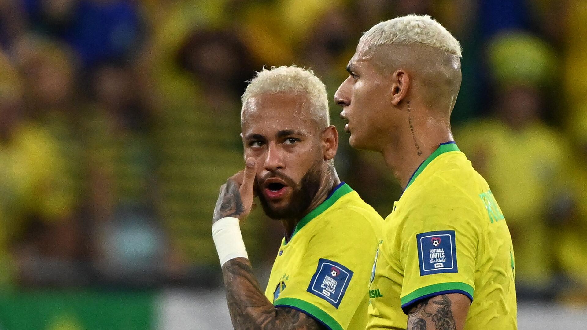 El delantero brasileño Neymar y el delantero brasileño Richarlison conversan mientras abandonan el campo durante el descanso del partido de fútbol de octavos de final del Mundial de Catar 2022 entre Brasil y Corea del Sur.  - Sputnik Mundo, 1920, 19.12.2022