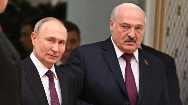 El presidente ruso, Vladímir Putin, y el presidente bielorruso Alexander Lukashenko antes de las conversaciones en Minsk, 19 de diciembre.  - Sputnik Mundo