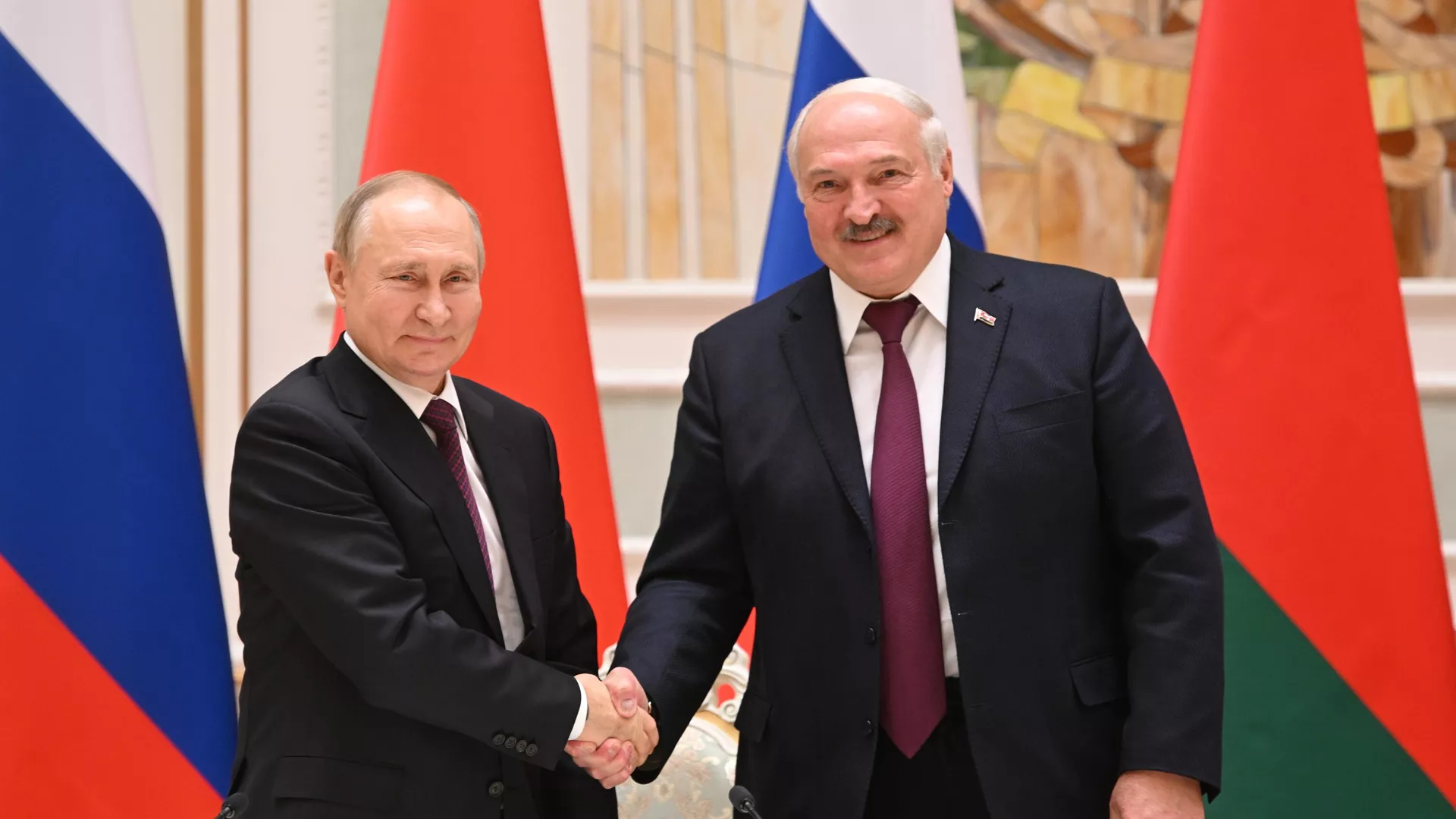 El presidente de Rusia, Vladímir Putin, y su par bielorruso, Aleksandr Lukashenko - Sputnik Mundo, 1920, 19.12.2022