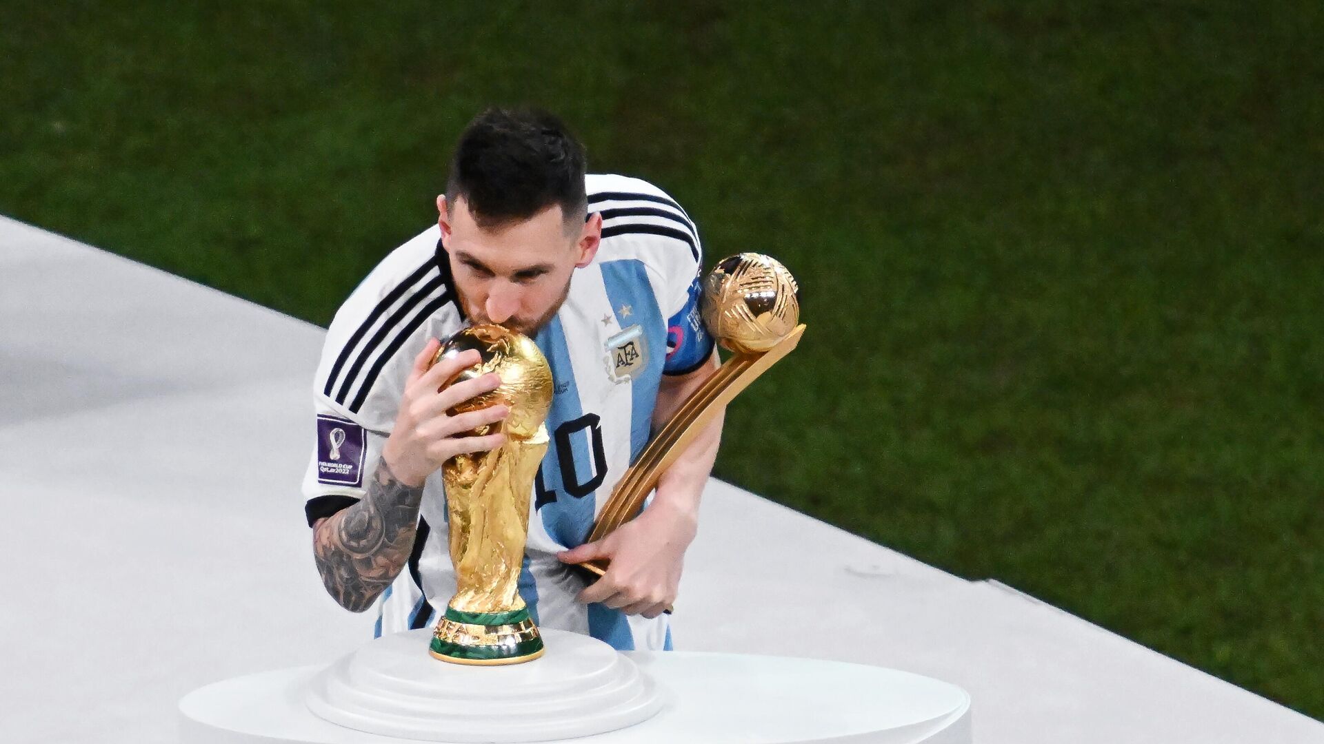 Lionel Messi besa la Copa del Mundo - Sputnik Mundo, 1920, 20.12.2022