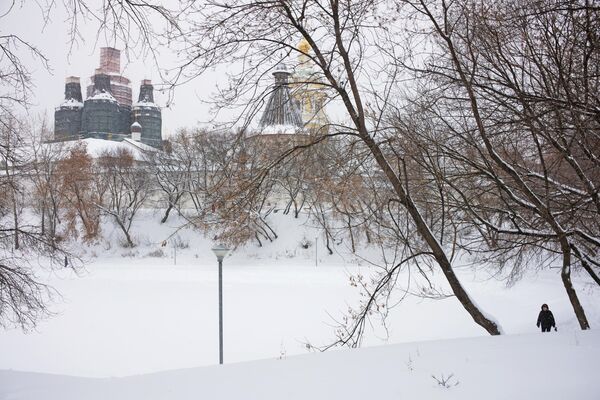 El 22 de diciembre se espera un deshielo en Moscú. Pronosticaron lluvias y los cúmulos de nieve comenzarán a derretirse. - Sputnik Mundo