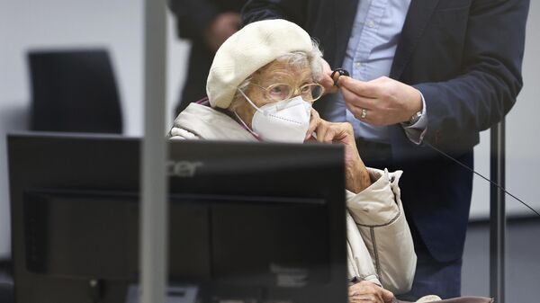 Irmgard Furchner, exsecretaria del campo de concentración nazi de Stutthof, recibe su condena en Itzehoe, Alemania - Sputnik Mundo