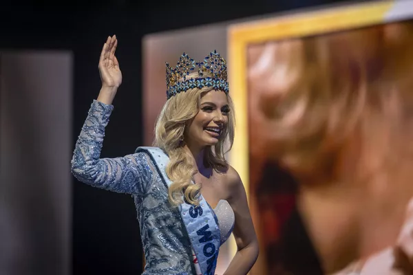 Miss Polonia, Karolina Bielawska, saluda tras ganar el 70º certamen de belleza Miss Mundo. Estudia una maestría y continúa su carrera de modelo, que inició desde la infancia. - Sputnik Mundo
