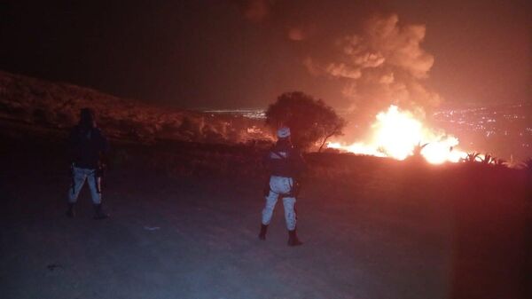 Elementos de la Guardia Nacional cercan el incendio en un ducto de Pemex, en Hidalgo, centro de México - Sputnik Mundo