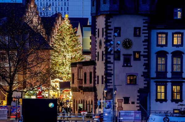 Feria navideña y árbol de Navidad en Hamburgo, Alemania. - Sputnik Mundo