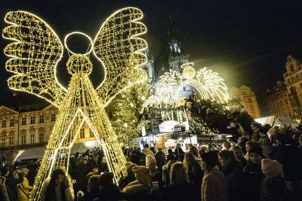 Feria de Navidad en la Plaza de la Ciudad Vieja del centro histórico de Praga, República Checa. - Sputnik Mundo
