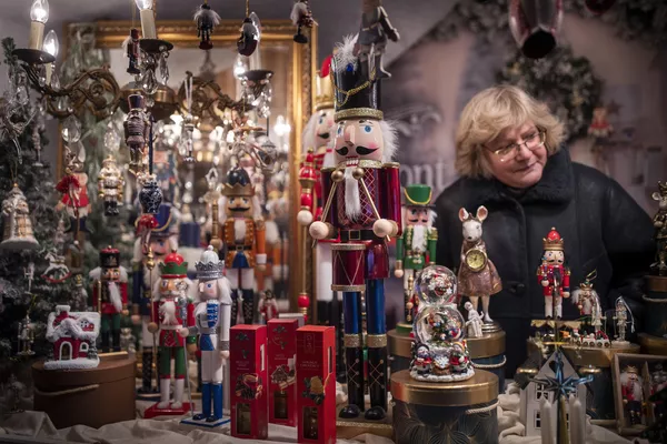 Una mujer vende juguetes en una feria navideña en la plaza de la catedral de Vilna (Lituania). - Sputnik Mundo