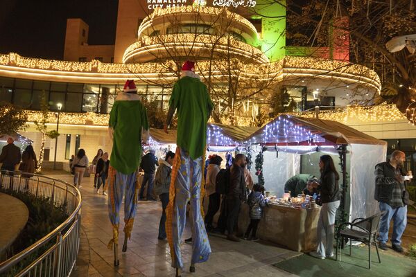 Feria navideña de artesanía en Ramala, centro administrativo de la Autoridad Palestina, a 13 km de Jerusalén. - Sputnik Mundo