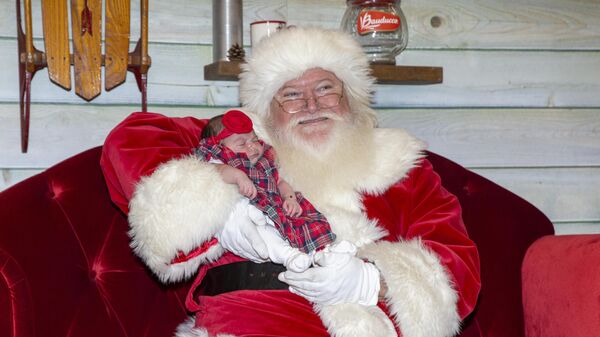 Santa Claus con el bebé en Westfield Garden State Plaza, Paramus, Nueva Jersey, Estados Unidos. - Sputnik Mundo