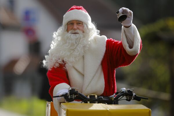 En la actualidad, Santa Claus no solo viaja en reno, sino en casi cualquier medio de transporte.En la foto: Santa Claus llega en bicicleta a la ceremonia de inauguración de la Oficina de Correos del Año Nuevo en el pueblo de Himmelpfort, cerca de Berlín (Alemania). - Sputnik Mundo