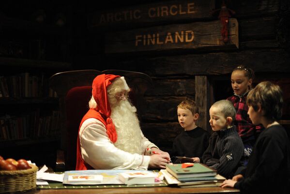 Se cree que Santa Claus vive en el Polo Norte y tradicionalmente viaja en un trineo tirado por nueve renos.En la foto: Santa Claus escucha las listas de deseos navideños de los niños en su residencia del parque temático navideño de Rovaniemi, en Laponia (Finlandia). - Sputnik Mundo