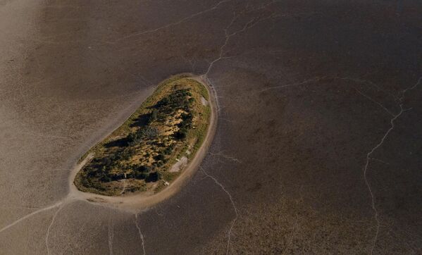 Hoy, desde arriba, las llanuras chilenas se parecen cada vez más a la extensión sin agua de Marte. - Sputnik Mundo