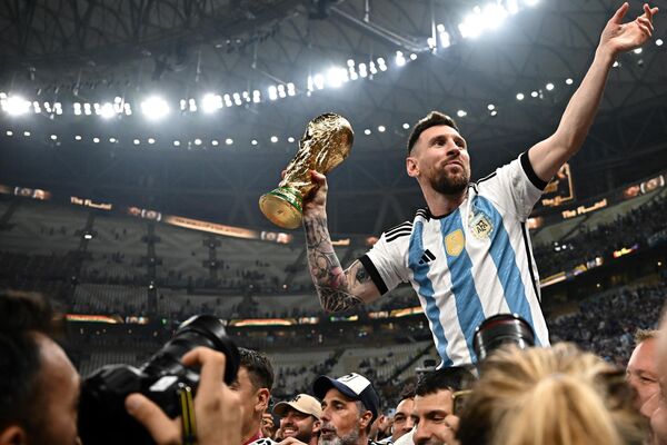 El capitán de la selección de Argentina, Lionel Messi, con la Copa del Mundo tras ganar el partido final del Mundial de Catar 2022 contra Francia. El capitán de la selección de Argentina, Lionel Messi, con la Copa del Mundo tras ganar el partido final del Mundial de Catar 2022 contra Francia. - Sputnik Mundo