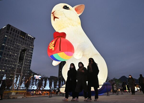 Una figura luminosa de conejo, símbolo del año que viene, en el Festival de los Faroles de Seúl (Corea del Sur). - Sputnik Mundo