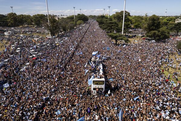 La multitud espera la llegada de los jugadores de la selección de fútbol de Argentina en Buenos Aires tras su victoria en el Mundial de Catar 2022. - Sputnik Mundo