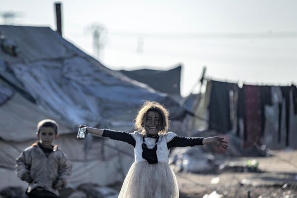 Niños en un campo de refugiados a las afueras de la ciudad de Raqa, en el norte de Siria. - Sputnik Mundo