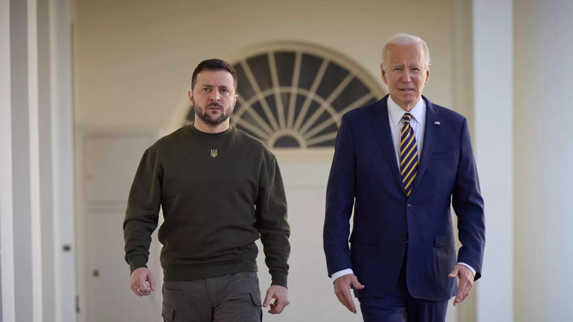 De izquierda a derecha, los presidentes de Ucrania y Estados Unidos, Volodímir Zelenski y Joe Biden. - Sputnik Mundo, 1920, 23.12.2022
