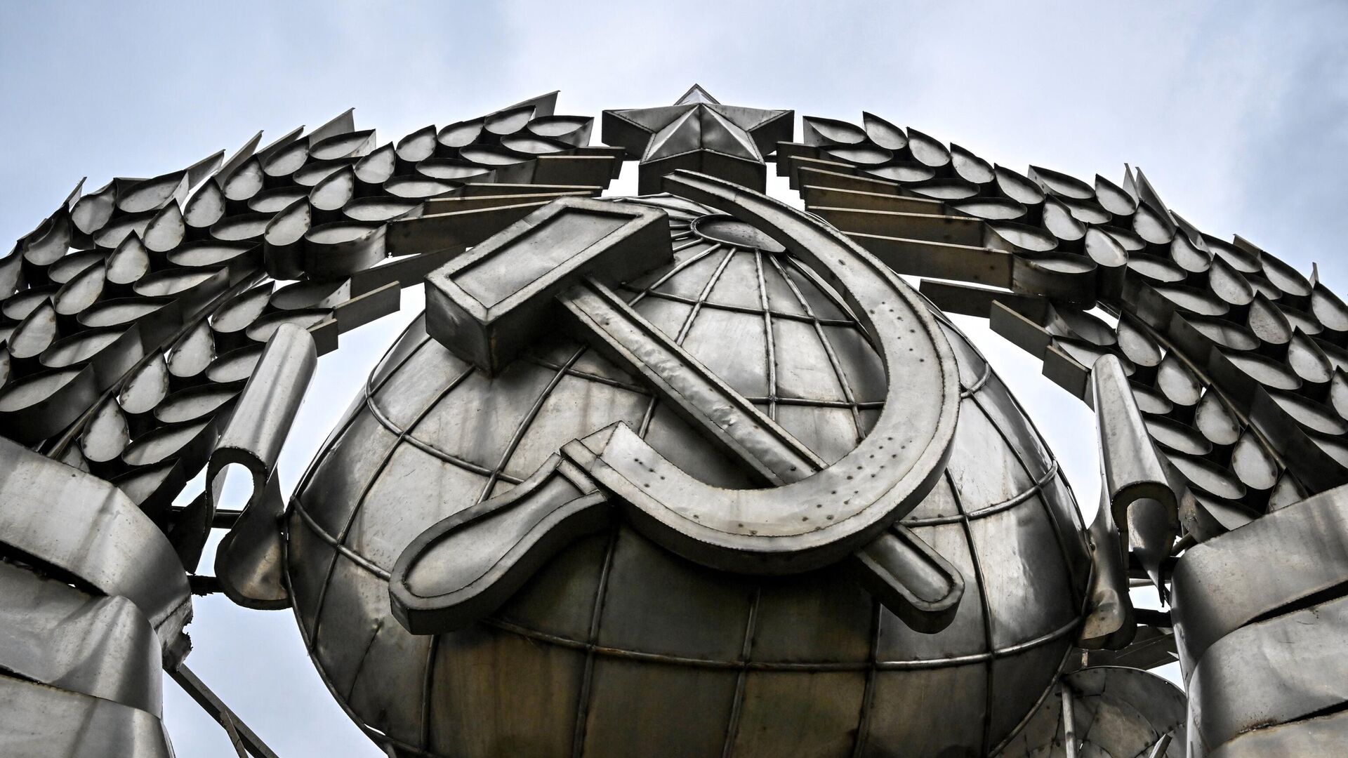 Un emblema de la Unión Soviética que fue removido tras su desintegración y hoy figura en un parque de memoria en Moscú. - Sputnik Mundo, 1920, 30.12.2022