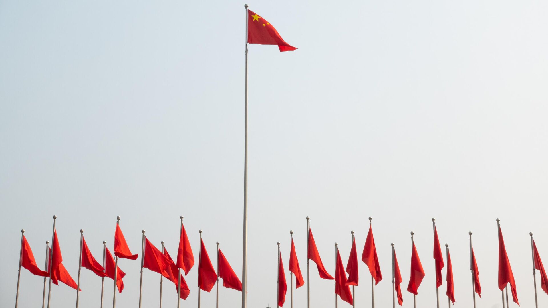 Banderas nacionales de China en la plaza de Pekín - Sputnik Mundo, 1920, 18.01.2023