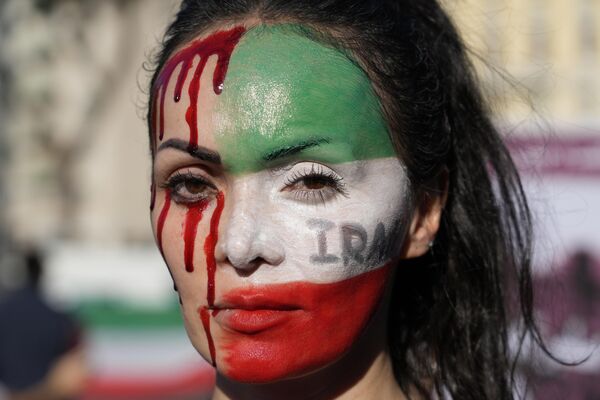 Una mujer utiliza su rostro como espacio de protesta durante las manifestaciones contra la muerte de la activista Mahsa Amini, quien perdió la vida bajo custodia de la policía de Irán.  - Sputnik Mundo