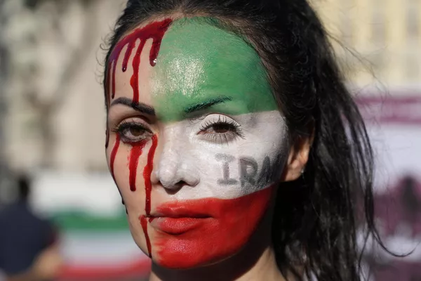 Protestas en IránEl 13 de septiembre, Mahsa Amini, una mujer iraní de 22 años, fue detenida por llevar mal puesto el velo —de uso obligatorio— que le cubría la cabeza. Amini fue trasladada a un centro de la Policía y la inteligencia militar para una charla explicativa. Allí, sufrió un paro cardíaco. Si bien fue llevada de inmediato a un hospital, la joven falleció a los tres días.La repentina muerte de la chica despertó la ira de los jóvenes iraníes, muchos responsabilizaron a la Policía de su muerte. Como consecuencia, en varias grandes ciudades del país se organizaron manifestaciones que duraron más de 10 días y causaron centenares de muertos y unos 180 heridos, así como daños a la infraestructura civil.Según las autoridades iraníes, los disturbios en el país fueron dirigidos desde el extranjero. En una reunión de la comisión especial en el Parlamento iraní, el diputado Ahmad Husaín Falahi explicó que, gracias a las detenciones, las fuerzas del orden consiguieron averiguar que los manifestantes recibían remuneración.Según los medios de comunicación iraníes, el 41% de los detenidos eran menores de 20 años. Entre los detenidos por los disturbios había ciudadanos extranjeros de 14 países (Afganistán, Estados Unidos, Reino Unido, Alemania, Polonia, Italia, Francia, Países Bajos y Suecia, entre otros). - Sputnik Mundo