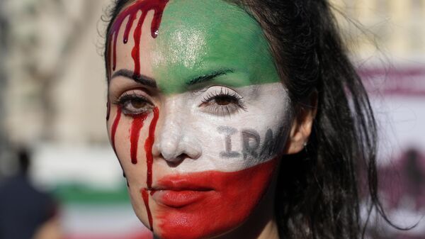 Женщина выражает протест в связи с гибелью иранки Махсы Амини  Риме  - Sputnik Mundo