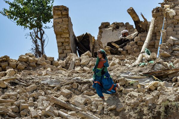 Un niño camina entre los escombros de casas dañadas por un terremoto en la provincia de Paktiká, Afganistán, distrito de Bermal, ocurrido el 23 de junio. Los rescatistas batallaron contra el reloj y la densa lluvia para alcanzar áreas aisladas, luego de que el movimiento telúrico produjera la muerte de al menos 1.000 afganos, además de dejar sin casa a miles más.  - Sputnik Mundo