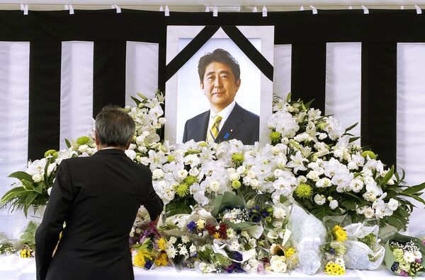 Shinzo Abe, el ex primer ministro de Japón que más tiempo ocupó el cargo, fue asesinado el 8 de julio a tiros en la sureña ciudad de Nara, a  unos 500 km de la capital. - Sputnik Mundo