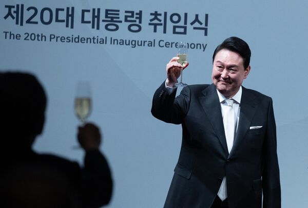 El presidente de Corea del Sur, Yoon Suk-yeol, propone un brindis a convidados extranjeros durante una cena de inauguración de un hotel en Seúl.  - Sputnik Mundo