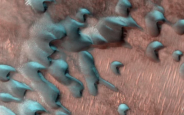 La cámara HiRISE a bordo de la sonda Mars Reconnaissance Orbiter de la NASA tomó esta imagen de la superficie de Marte al norte del ecuador dos días después del solsticio de invierno, cuando el Sol estaba solo unos grados por encima del horizonte. - Sputnik Mundo