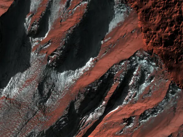 Marte tiene una órbita elíptica, lo que significa que el invierno tarda mucho más en llegar, ya que un año marciano equivale a dos años terrestres.En la foto: hondonadas en las paredes del cráter donde se acumula la escarcha. - Sputnik Mundo
