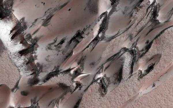 La nieve en Marte solo aparece a temperaturas mínimas: se encuentra en los polos, bajo la nubosidad y por la noche. - Sputnik Mundo