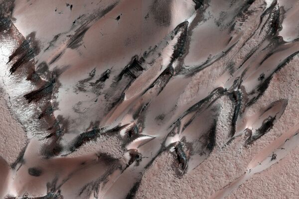 La nieve en Marte solo aparece a temperaturas mínimas: se encuentra en los polos, bajo la nubosidad y por la noche. - Sputnik Mundo