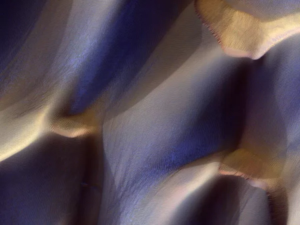 A diferencia de los extraños copos de nieve de la Tierra, los copos de nieve marcianos hechos de hielo seco tienen forma de cubo y son más pequeños que la anchura de un cabello humano.En la foto: dunas en el hemisferio sur de Marte. - Sputnik Mundo