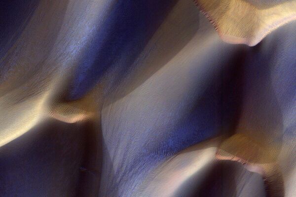 A diferencia de los extraños copos de nieve de la Tierra, los copos de nieve marcianos hechos de hielo seco tienen forma de cubo y son más pequeños que la anchura de un cabello humano.En la foto: dunas en el hemisferio sur de Marte. - Sputnik Mundo
