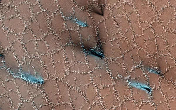 La escarcha en Marte se forma de agua y dióxido de carbono con mucha más frecuencia que la nieve. Cubre la parte norte de las dunas y se derrite al llegar la primavera. - Sputnik Mundo