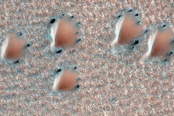 Los paisajes invernales más pintorescos de Marte pueden contemplarse a finales del invierno, cuando el hielo adopta extrañas formas parecidas a arañas, manchas de dálmatas o queso suizo. - Sputnik Mundo