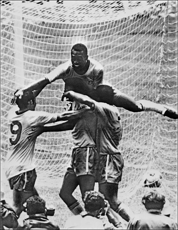 El primer entrenador de Pelé fue su padre, Dondinho (de nombre civil Joao Ramos Do Nascimento), también futbolista.En la foto: Pelé tras ganar la final de la Copa del Mundo contra Italia en 1962. - Sputnik Mundo