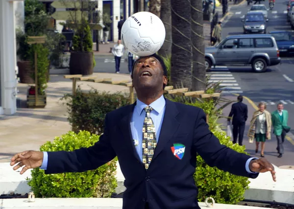 Pelé pasó a la historia de la selección como máximo goleador, con 77 goles marcados en 92 partidos.En la foto: Pelé en la Croisette de Cannes, en el Salón Internacional de la Televisión (MIPTV), 2001. - Sputnik Mundo
