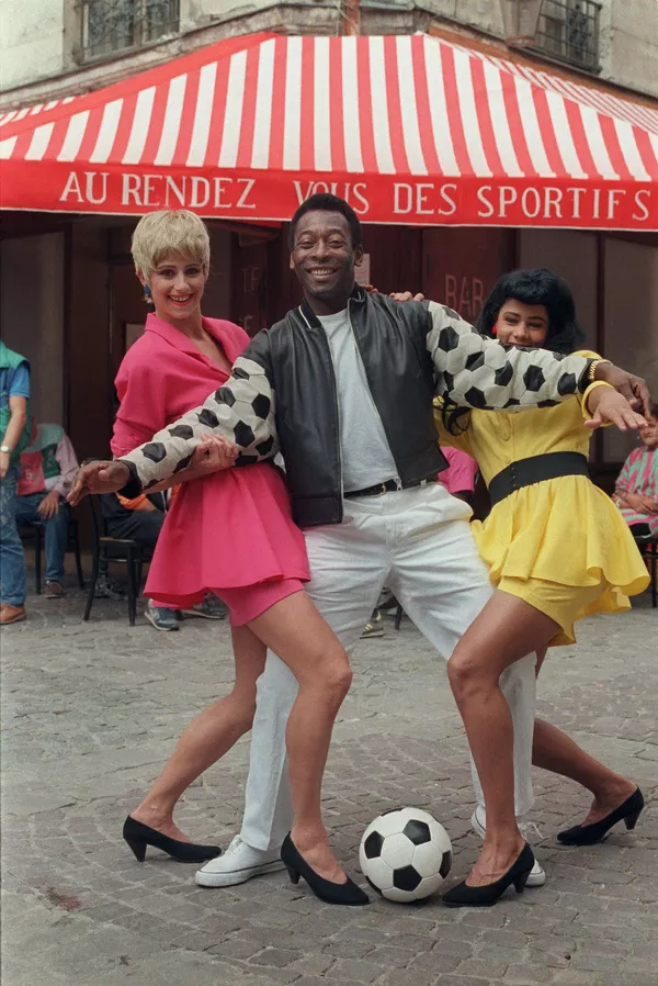 El estilo de juego único de Pelé combinaba velocidad, creatividad y habilidad técnica con fuerza física, resistencia y atletismo.En la foto: Pelé durante el rodaje de una película promocional para la empresa francesa Loto, 1987. - Sputnik Mundo