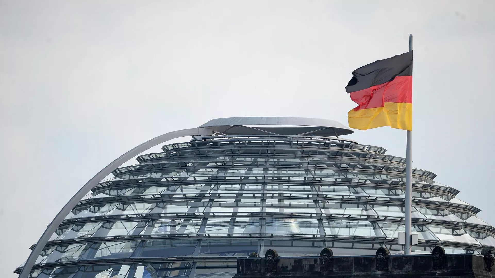 Bandera de Alemania junto a la cúpula del Bundestag de Berlín  - Sputnik Mundo, 1920, 13.01.2024