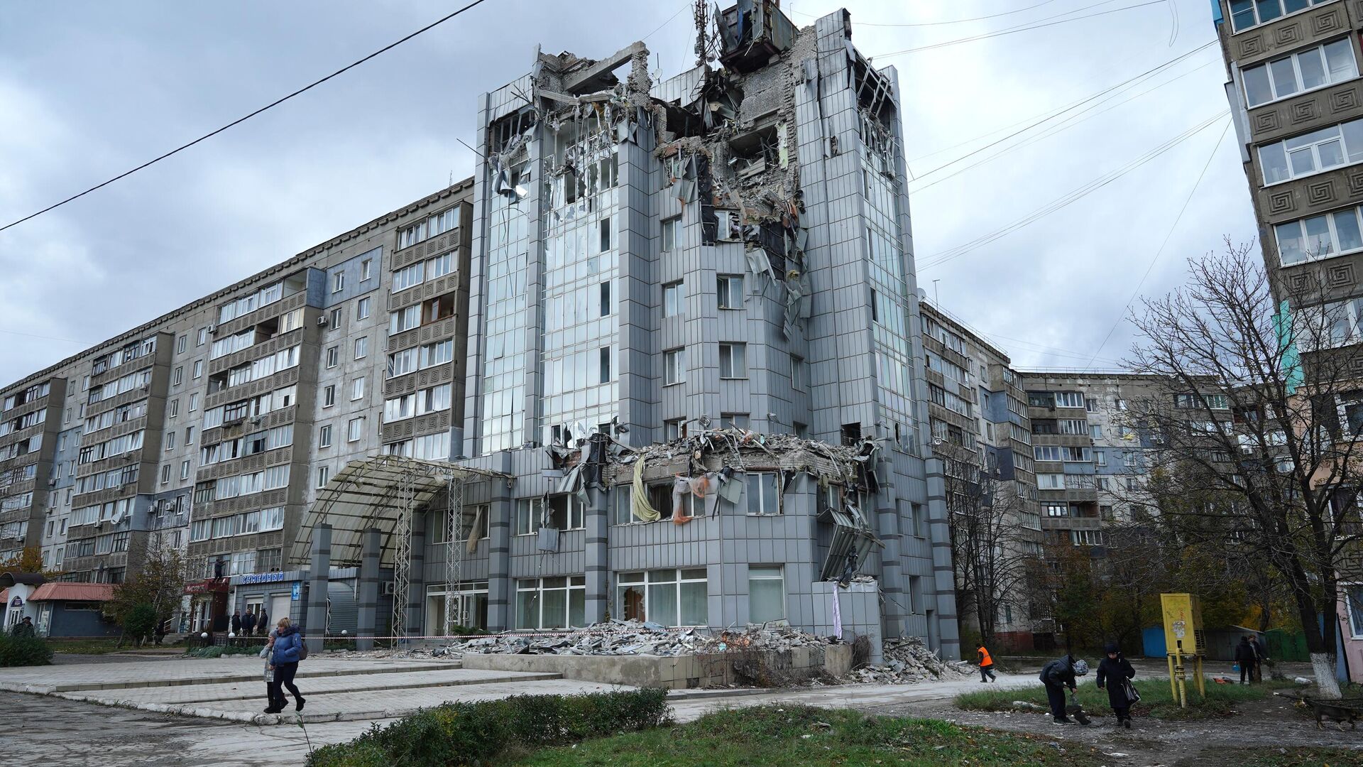 Edificio dañado por bombardeos Himars en Lugansk   - Sputnik Mundo, 1920, 28.05.2023
