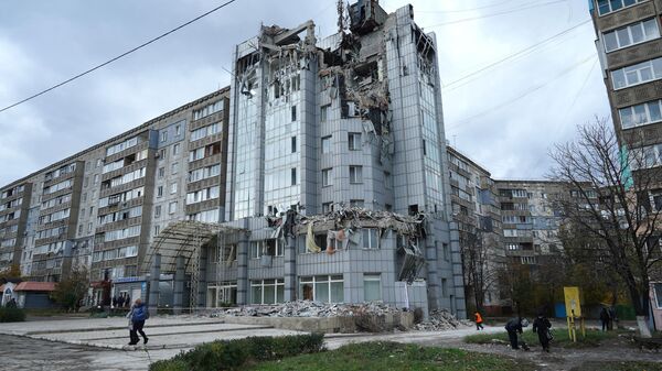 Edificio dañado por bombardeos Himars en Lugansk   - Sputnik Mundo