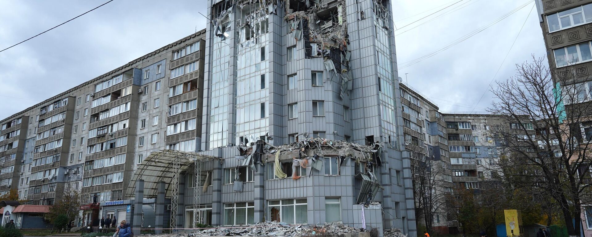 Edificio dañado por bombardeos Himars en Lugansk   - Sputnik Mundo, 1920, 12.05.2023