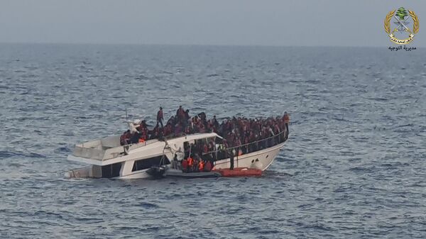 Rescate de inmigrantes en una embarcación que se hunde en el Líbano por el ejército nacional. - Sputnik Mundo