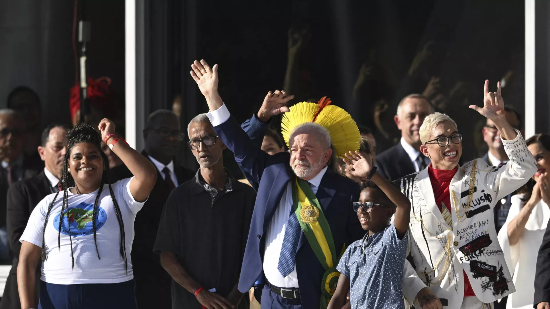 El presidente de Brasil, Luiz Inácio Lula da Silva, rodeado de los ciudadanos elegidos para entregarle la banda presidencial - Sputnik Mundo, 1920, 02.01.2023