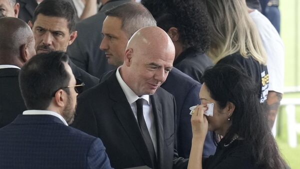 El presidente de la FIFA, Gianni Infantino, durante el funeral del goleador brasileño Pelé. - Sputnik Mundo